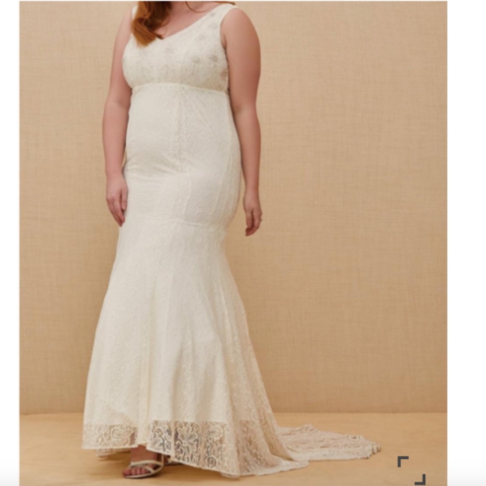 TORRID IVORY LACE BEADED SLEEVELESS MERMAID WEDDING DRESS